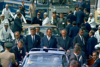 US-Präsident Kenny, Willy Brandt und Kanzler Adenauer (Archivfoto): Brandts SPD fuhr Mercedes – nun ist einer der Wagen weg.