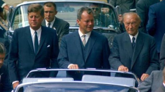 US-Präsident Kenny, Willy Brandt und Kanzler Adenauer (Archivfoto): Brandts SPD fuhr Mercedes – nun ist einer der Wagen weg.