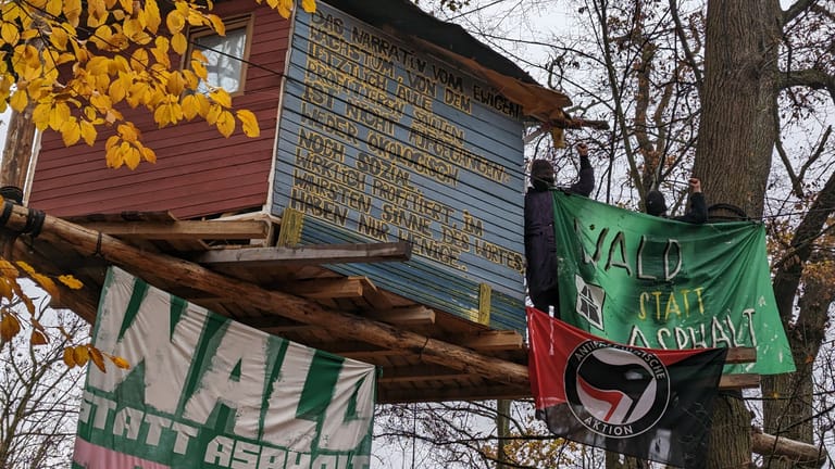 Die Aktivisten Malek und Antonia auf einem Baumhaus: Sie wollen den Kapitalismus überwinden.