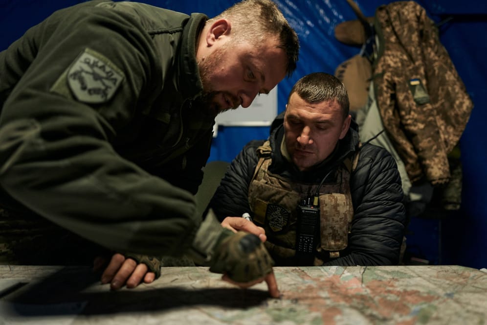Ukrainische Soldaten schauen in einer unterirdischen Kommandozentrale auf eine Karte: Auch an den Feiertagen geht der Beschuss weiter.
