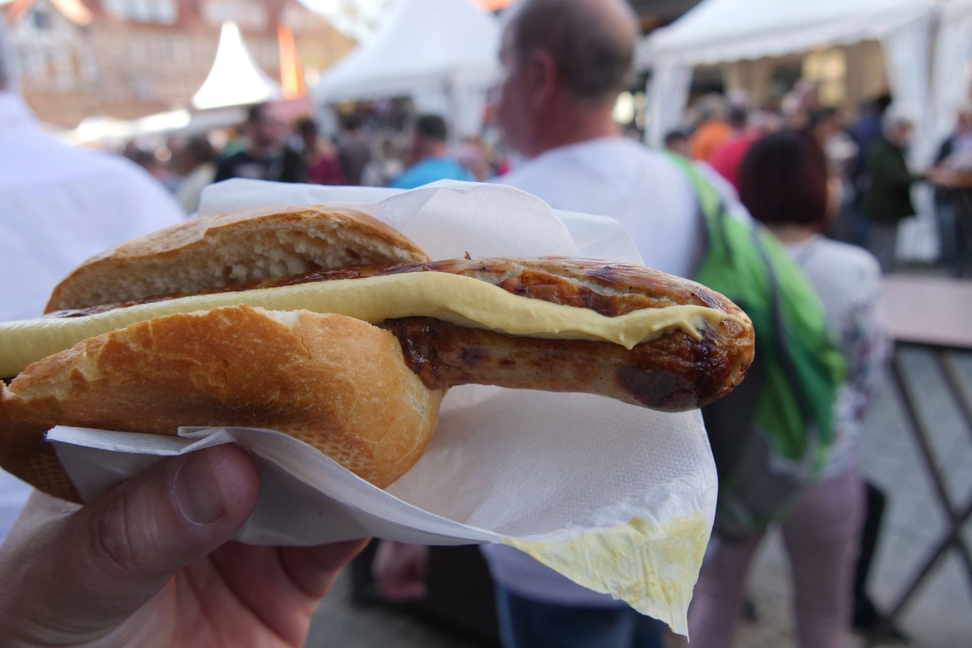 Bratwurst bei einem Festival (Symbolbild): Auf diese beliebte Speise müssen Besucher des Modular Festivals 2023 verzichten.