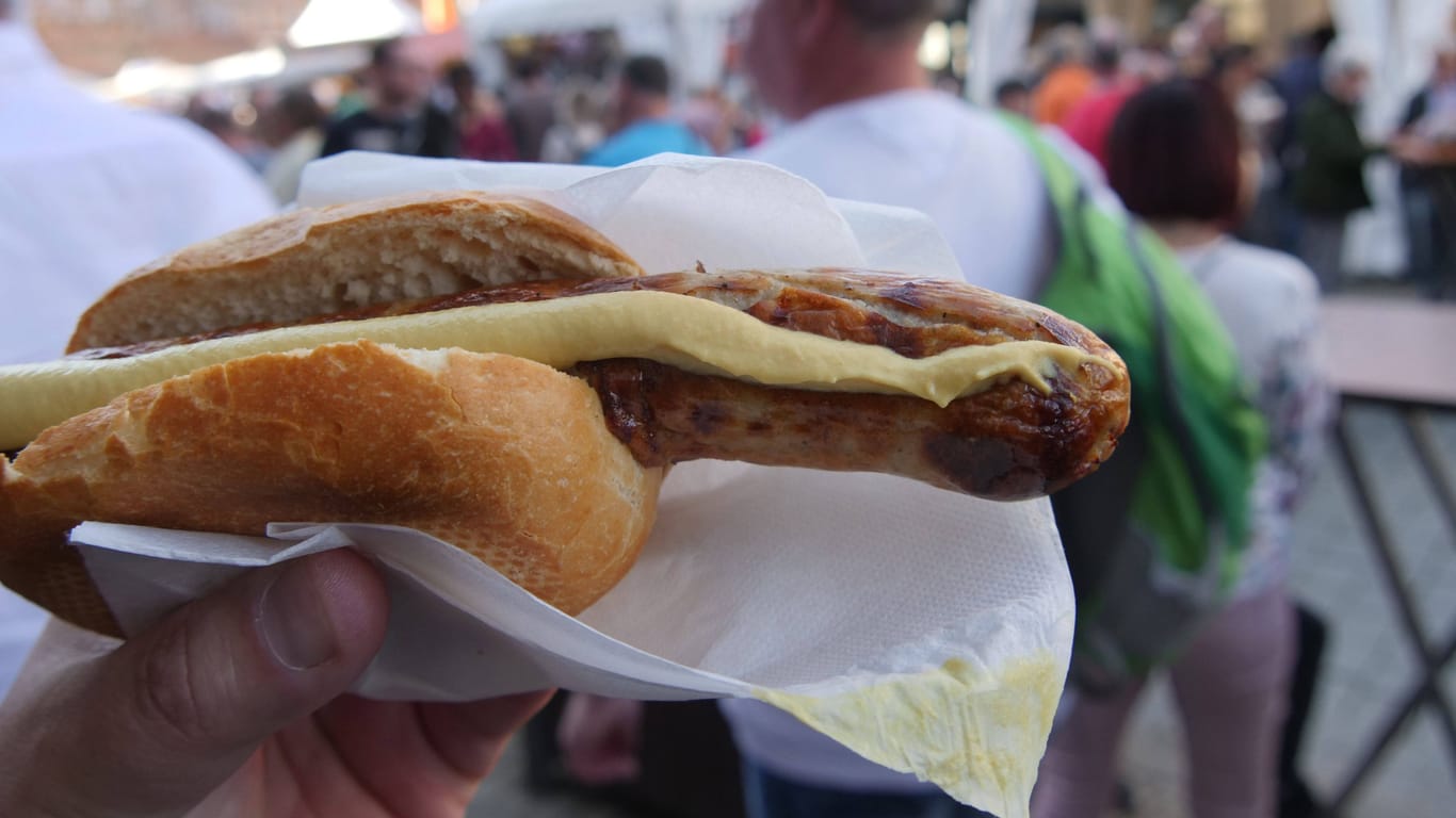 Bratwurst bei einem Festival (Symbolbild): Auf diese beliebte Speise müssen Besucher des Modular Festivals 2023 verzichten.