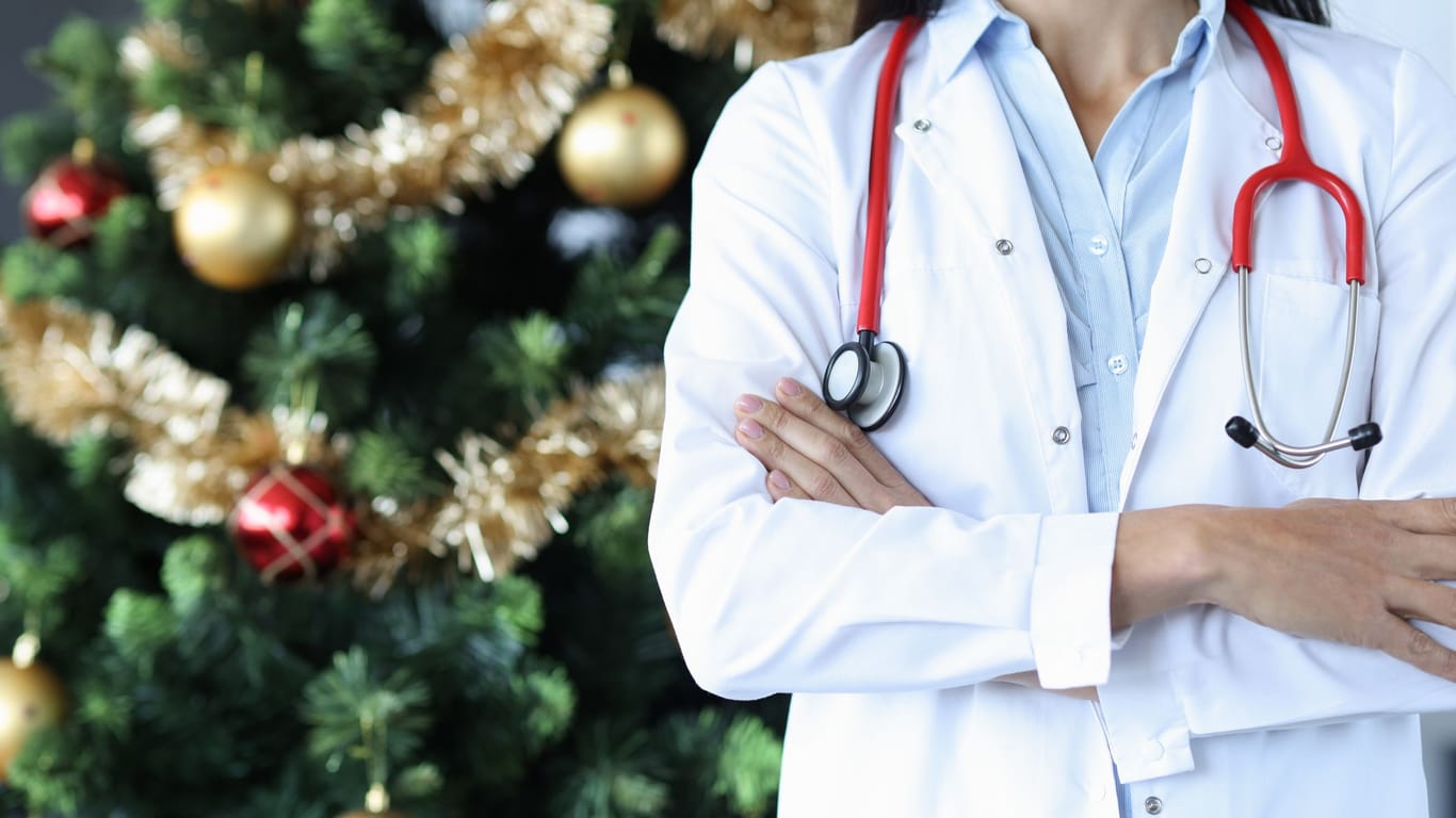 Ärztin vor einem Weihnachtsbaum (Symbolbild): Der Weihnachtsgruß der Praxis in Nordengland ging gehörig schief.