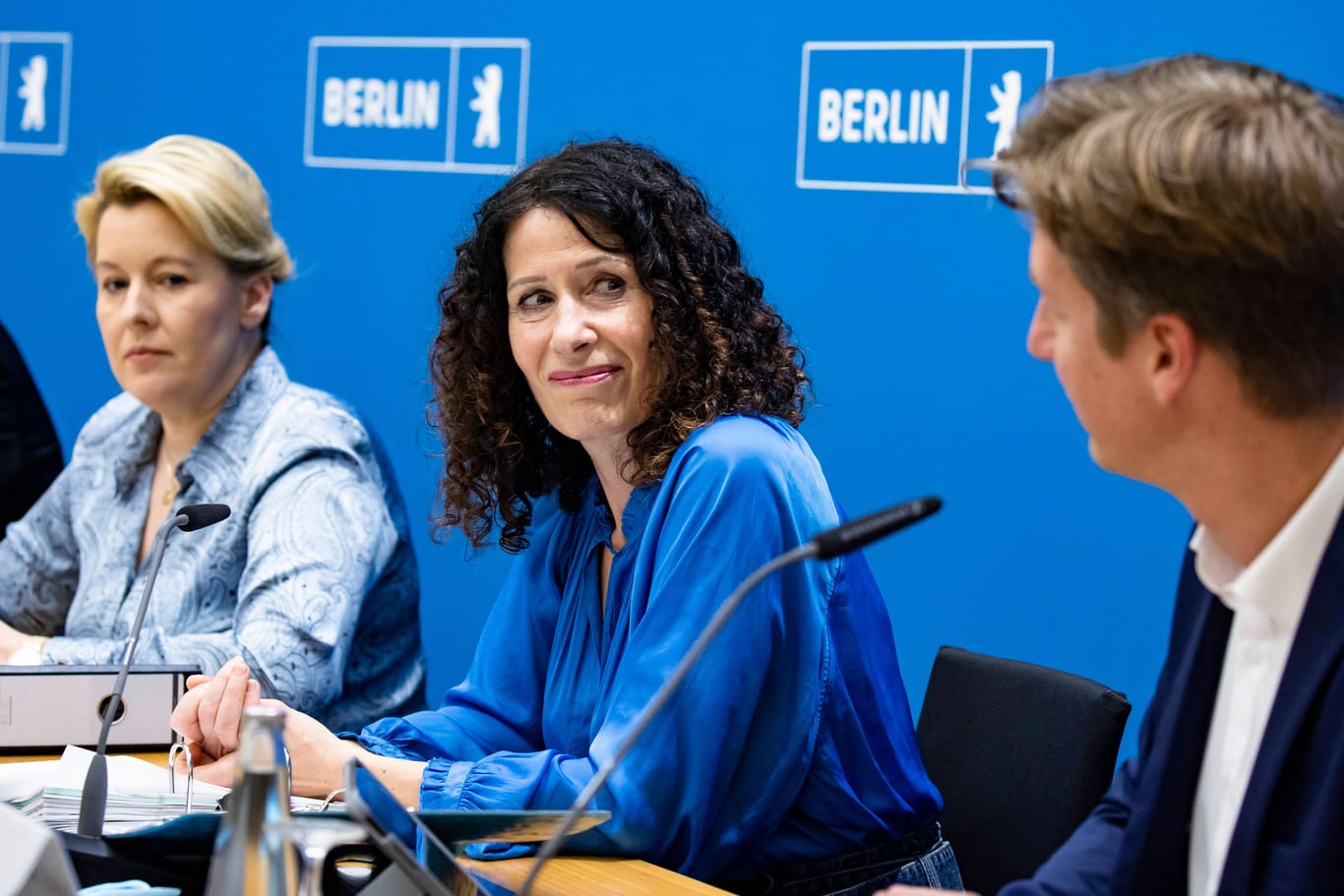 Bettina Jarasch (mitte) bei einer Pressekonferenz (Archivbild): Am Donnerstag kam die Bestätigung für die Verlängerung des 29-Euro-Tickets.
