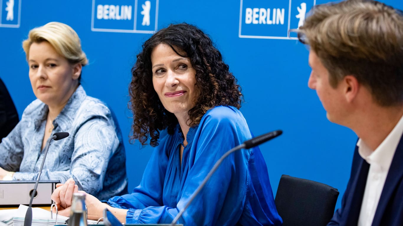 Bettina Jarasch (mitte) bei einer Pressekonferenz (Archivbild): Am Donnerstag kam die Bestätigung für die Verlängerung des 29-Euro-Tickets.