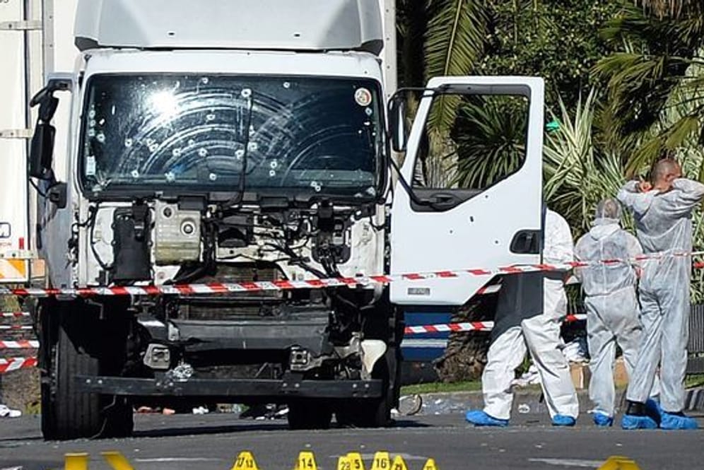 Nizza (Archivbild): Polizisten stehen um den beim Anschlag benutzten Lastwagen in Nizza.