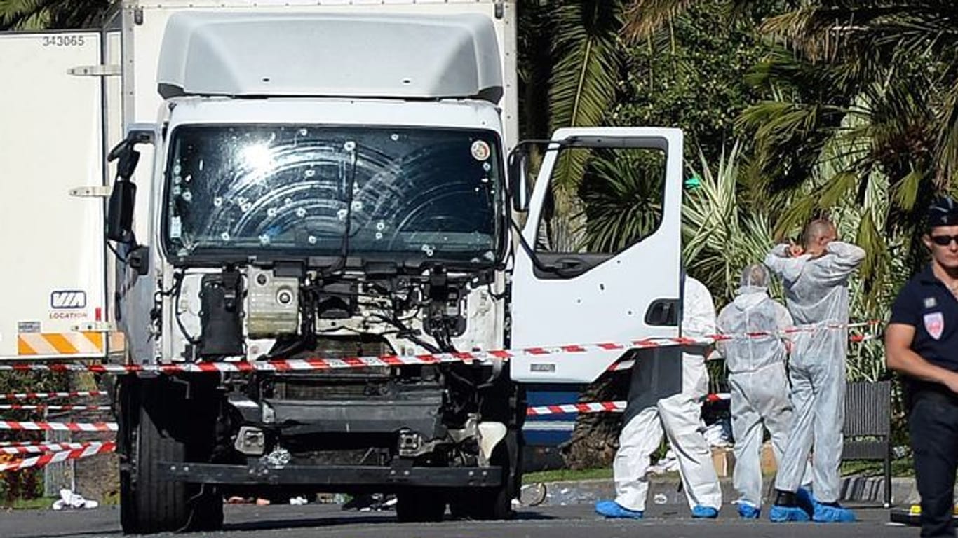 Nizza (Archivbild): Polizisten stehen um den beim Anschlag benutzten Lastwagen in Nizza.