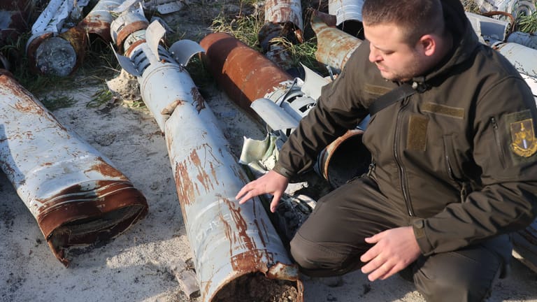 Ein ukrainischer Ermittler begutachtet die Trümmerreste einer russischen Rakete: Britischen Geheimdiensten zufolge gehen dem Aggressor Raketen und Munition aus.