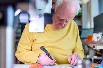 Ein älterer Mann arbeitet in einer Elektrofirma (Symbolbild).