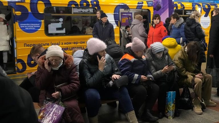Menschen sitzen in einer U-Bahn-Station in Kiew (Archivbild): Während eines Raketenangriffs Mitte Dezember wird die Station als Luftschutzbunker genutzt.