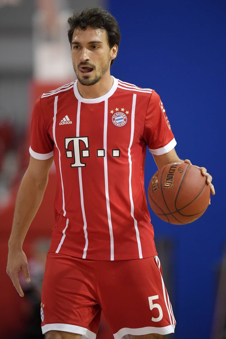 Mats Hummels: Schon in seiner Zeit beim FC Bayern war der Fußballprofi häufig bei den Klubkollegen der Basketballer zu Gast und stand dabei auch selbst schon auf dem Feld im Audi Dome.