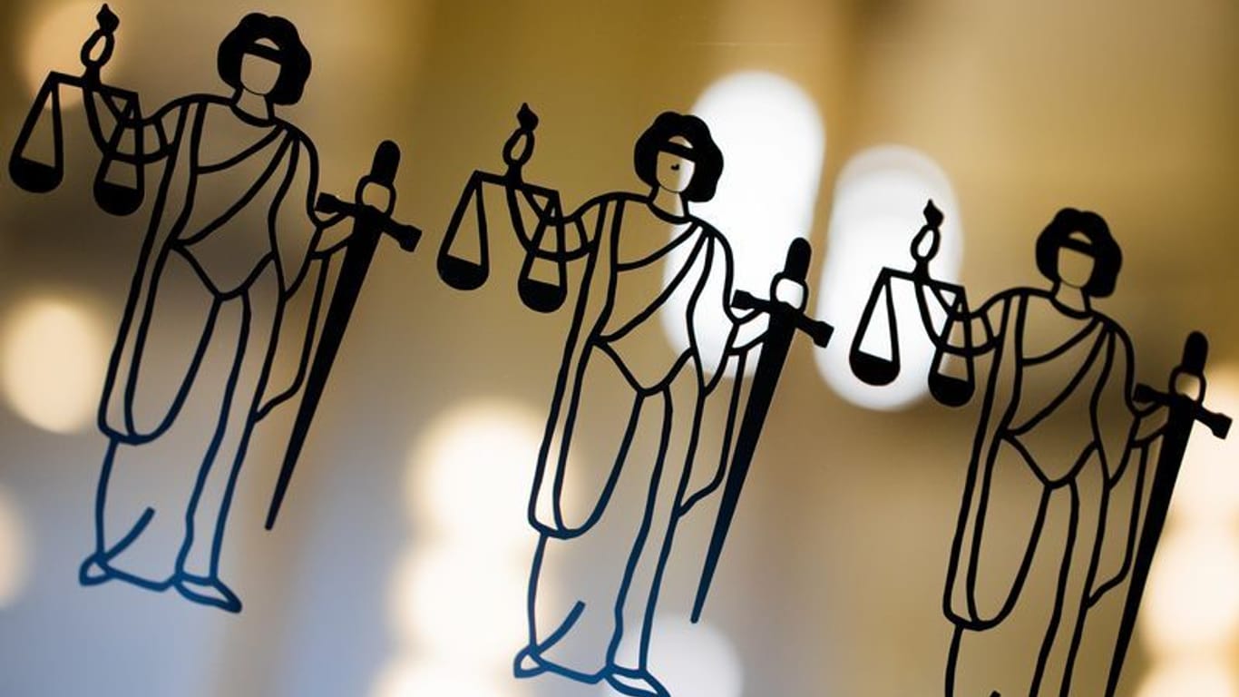 Die Justitia ist an einer Scheibe eines Gerichts (Symbolfoto): Die Anklage hatte zwölf Jahre gefordert.
