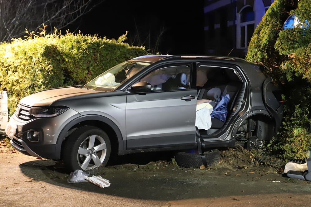 Der am Unfall beteiligte VW: Durch den Zusammenstoß wurde der Wagen in eine Hecke geschleudert und erheblich beschädigt.