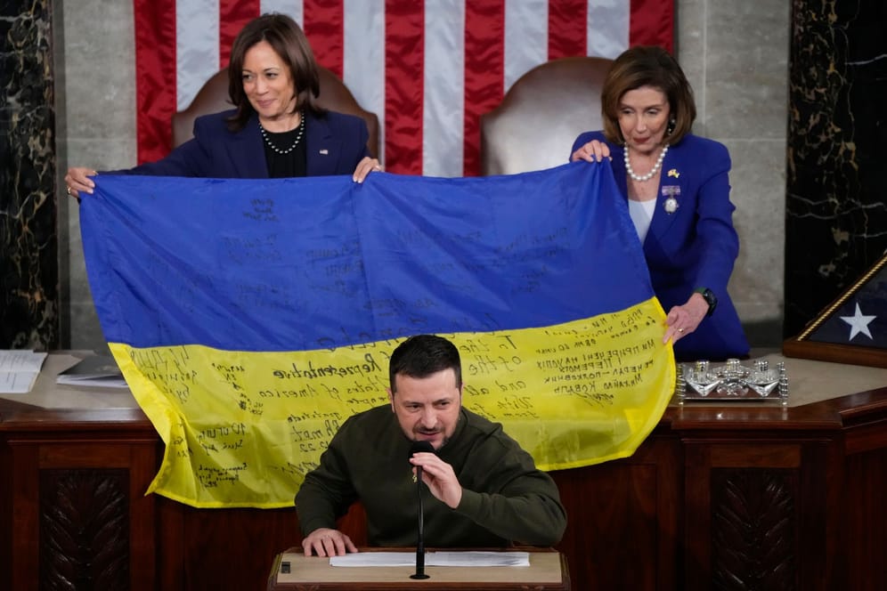 Kamala Harris und Nancy Pelosi halten die ukrainische Flagge, während Wolodymyr Selenskij vor dem US-Kongress spricht: "Die Ukraine hält ihre Stellungen".