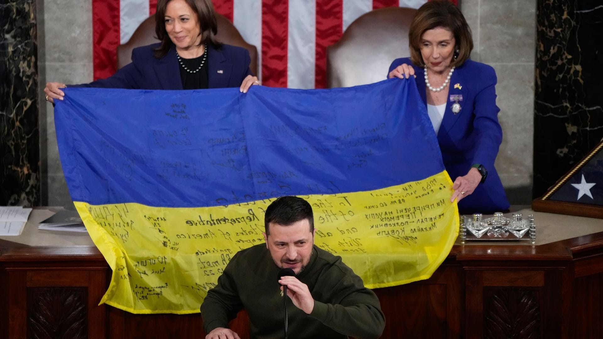 Kamala Harris und Nancy Pelosi halten die ukrainische Flagge, während Wolodymyr Selenskij vor dem US-Kongress spricht: "Die Ukraine hält ihre Stellungen".