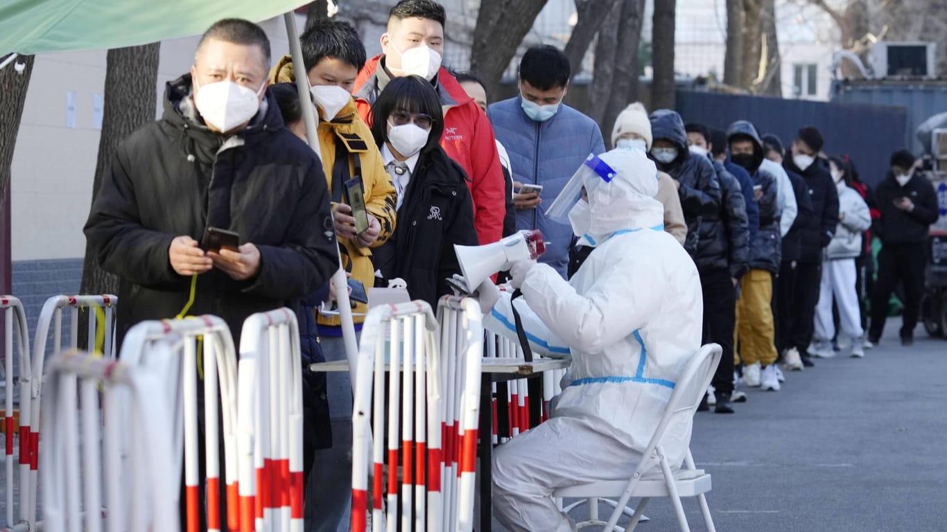 Schlange für einen PCR-Test in Peking: Quarantäneregeln und Testpflichten wurden landesweit gelockert.
