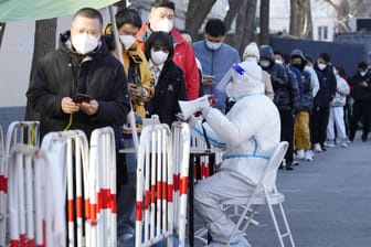 Schlange für einen PCR-Test in Peking: Quarantäneregeln und Testpflichten wurden landesweit gelockert.