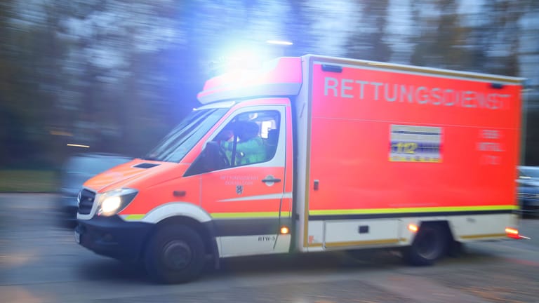Ein Rettungswagen auf dem Weg zu einem Einsatz (Symbolbild): Auf Rügen kam es am frühen Dienstagmorgen zu einem schweren Unfall.