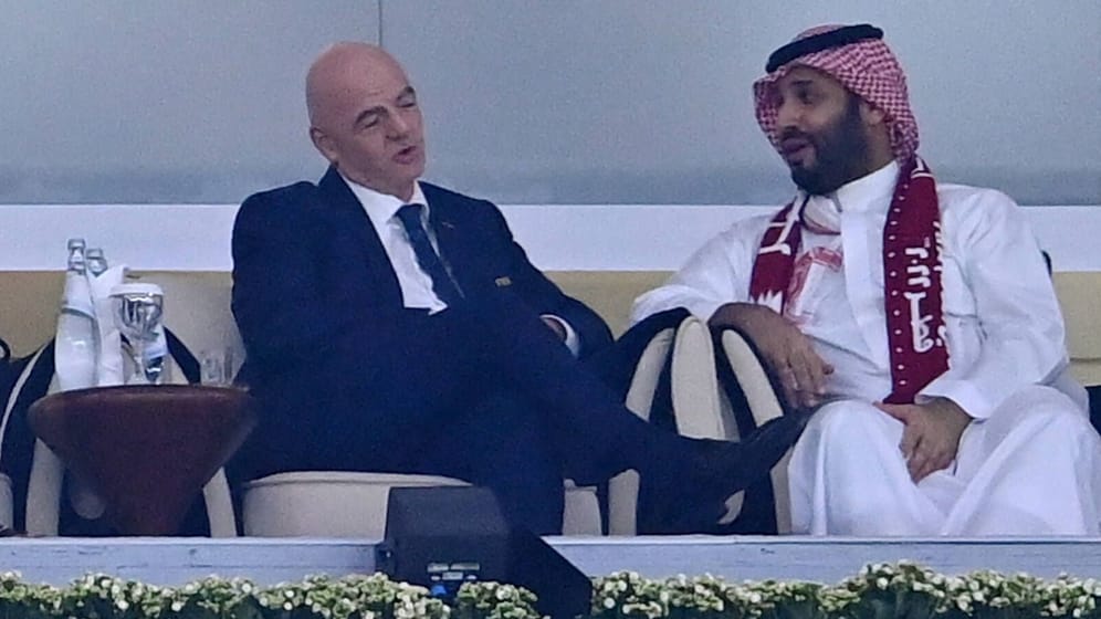 Scheich Tamir bin Hamad bin Khalifa Al-Thani (l.) neben Gianni Infantino (m.) und Kronprinz Mohammed bin Salman: Die Lage zwischen Katar und Saudi-Arabien hat sich verändert.