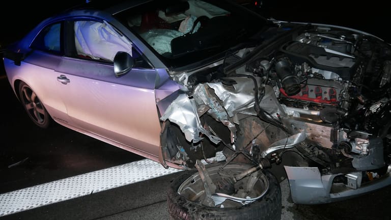 Der massiv beschädigte Audi: Auf der A1 kam es zu einem Unfall.