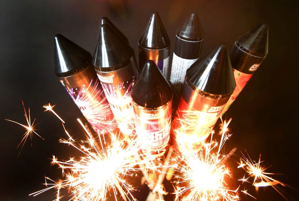 Das zischt und sprüht Funken: Feuerwerk macht Freude, birgt aber auch Risiken, gegen die man sich zum Teil wappnen kann.
