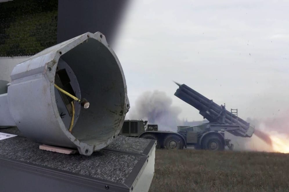 Artilleriegeschütz mit Raketenteil im Vordergrund Ukraine Russland