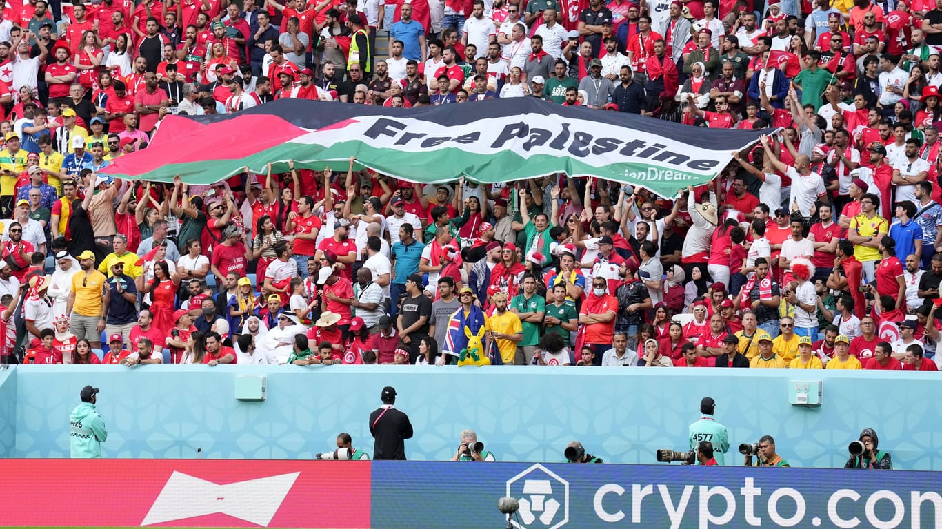 Die Blockfahne der Tunesier im Spiel gegen Australien.