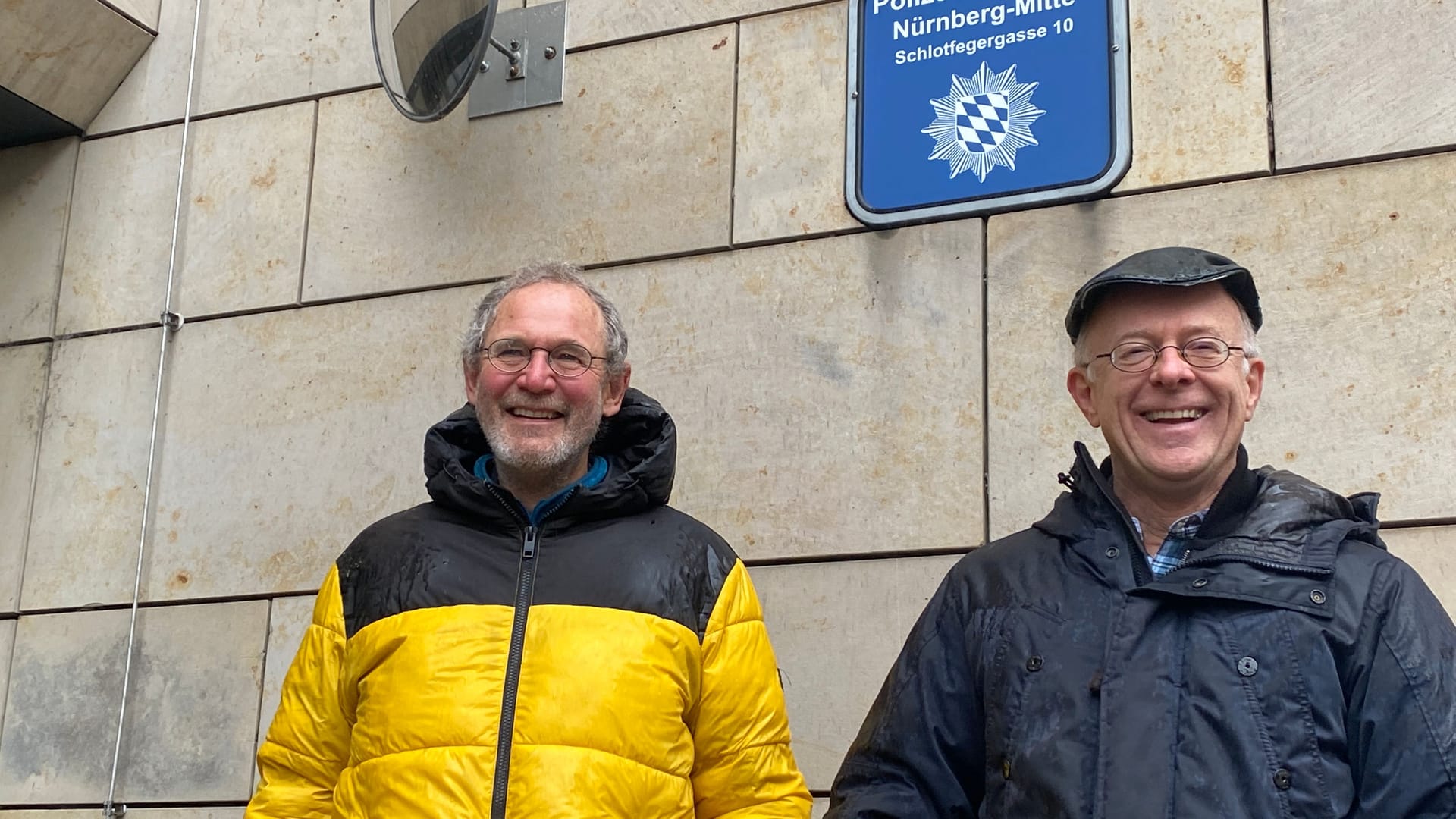 Glücklich bei der Selbstanzeige: Jörg Alt und Stefan Bauberger solidarisieren sich mit der "Letzten Generation".