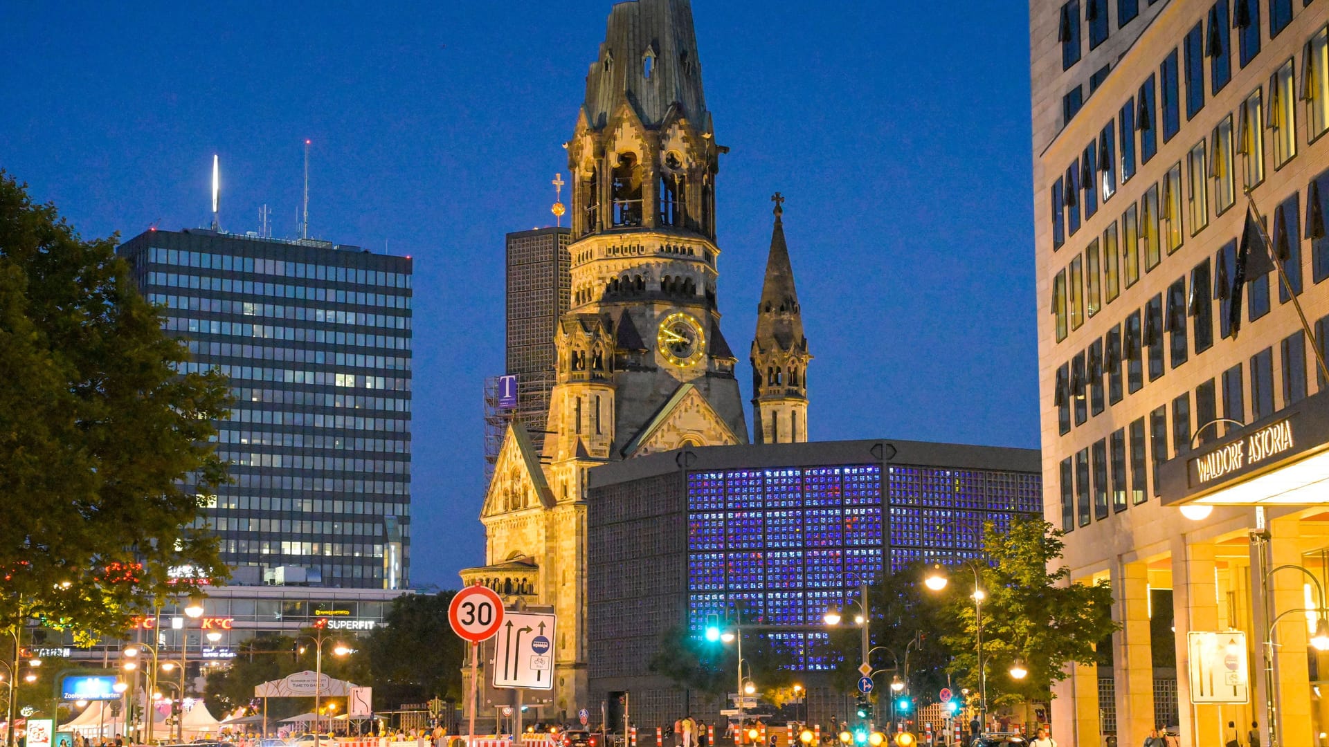 Kaiser-Wilhelm-Gedächtniskirche am Breitscheidplatz (Archivbild): Teile der Kirchen standen in der Nacht unter Wasser. Kaiser-Wilhelm-Gedächtniskirche am Breitscheidplatz (Archivbild): Teile der Kirchen standen in der Nacht unter Wasser.