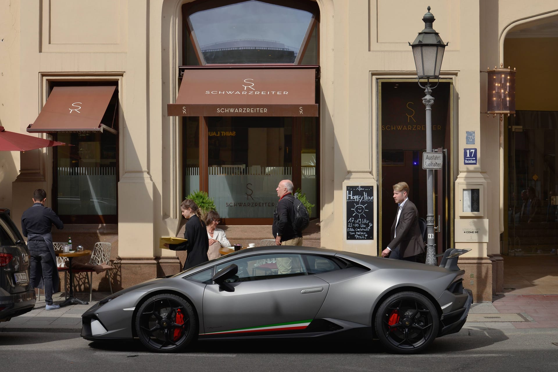 Lamborghini vor dem Feinschmeckerrestaurant Schwarzreiter in München: Mehr als die Hälfte der Volkswirte befürwortet eine Anhebung der Reichensteuer auf Jahreseinkommen ab 278.000 Euro. Lamborghini vor dem Feinschmeckerrestaurant Schwarzreiter in München: Mehr als die Hälfte der Volkswirte befürwortet eine Anhebung der Reichensteuer auf Jahreseinkommen ab 278.000 Euro.