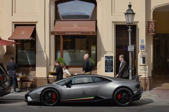 Lamborghini vor dem Feinschmeckerrestaurant Schwarzreiter in München: Mehr als die Hälfte der Volkswirte befürwortet eine Anhebung der Reichensteuer auf Jahreseinkommen ab 278.000 Euro.