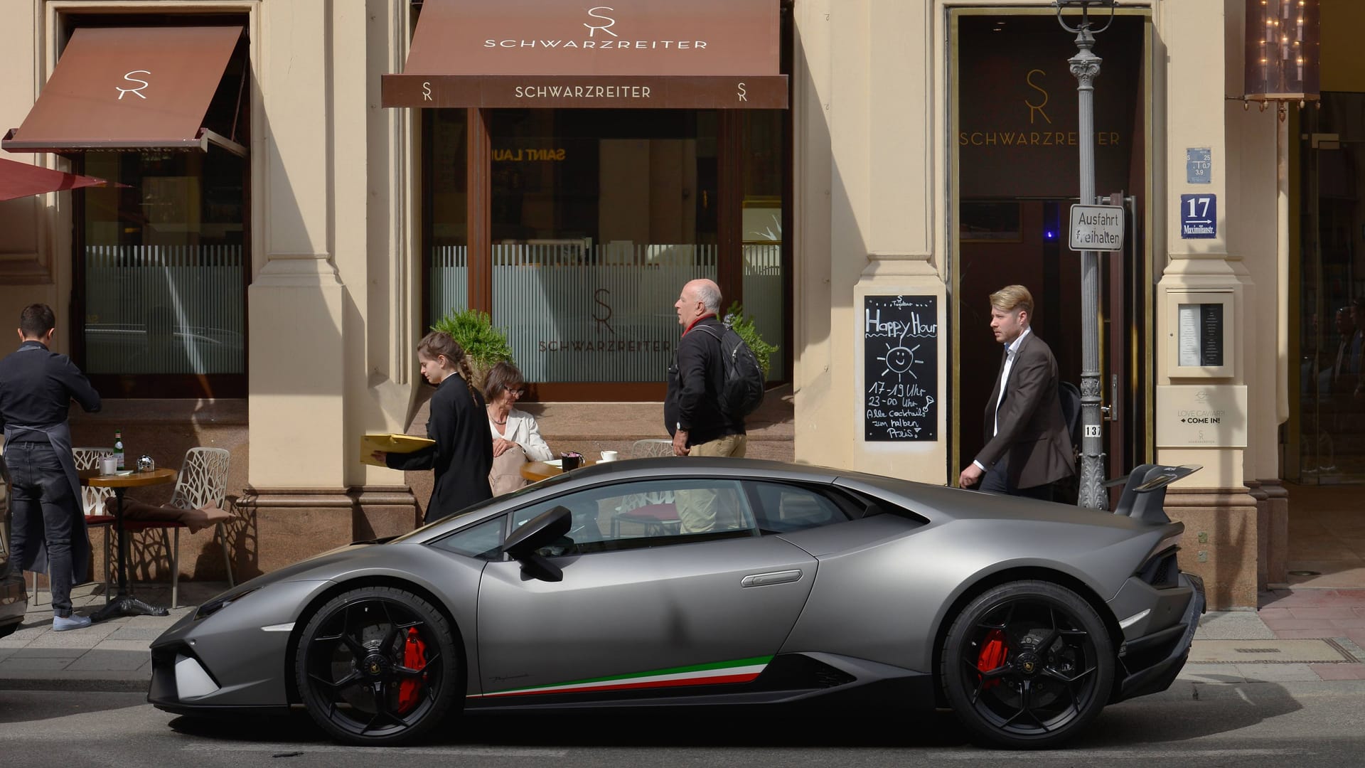 Lamborghini vor dem Feinschmeckerrestaurant Schwarzreiter in München: Mehr als die Hälfte der Volkswirte befürwortet eine Anhebung der Reichensteuer auf Jahreseinkommen ab 278.000 Euro. Lamborghini vor dem Feinschmeckerrestaurant Schwarzreiter in München: Mehr als die Hälfte der Volkswirte befürwortet eine Anhebung der Reichensteuer auf Jahreseinkommen ab 278.000 Euro.