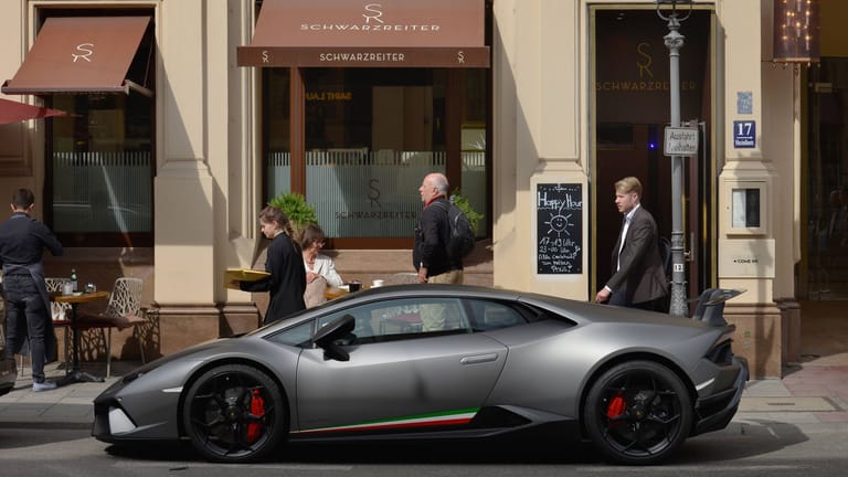 Lamborghini vor dem Feinschmeckerrestaurant Schwarzreiter in München: Mehr als die Hälfte der Volkswirte befürwortet eine Anhebung der Reichensteuer auf Jahreseinkommen ab 278.000 Euro.
