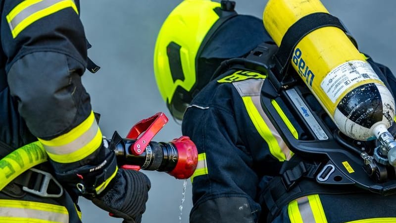 Feuerwehrleute bereiten einen Löschangriff vor (Symbolfoto): Der Gesamtschaden war zunächst nicht zu beziffern. Feuerwehrleute bereiten einen Löschangriff vor (Symbolfoto): Der Gesamtschaden war zunächst nicht zu beziffern.