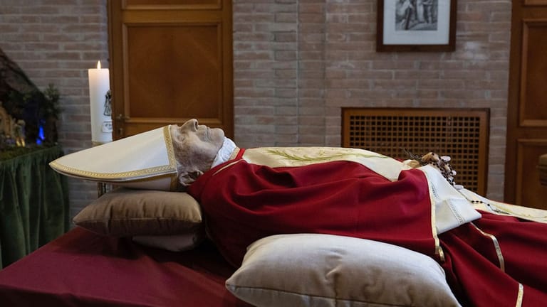 Benedikt XVI.: Der gestorbene emeritierte Papst Benedikt XVI. wird in der Kapelle des Klosters Mater Ecclesiae im Vatikan aufgebahrt.