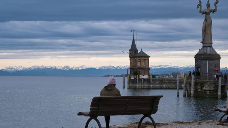 Der Hafen von Konstanz (Symbolbild): Aus der Stadt am Bodensee verschwand vor 18 Jahren ein Mann, die Polizei in Deutschland und seine Frau rätselten.