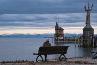 Der Hafen von Konstanz (Symbolbild): Aus der Stadt am Bodensee verschwand vor 18 Jahren ein Mann, die Polizei in Deutschland und seine Frau rätselten.