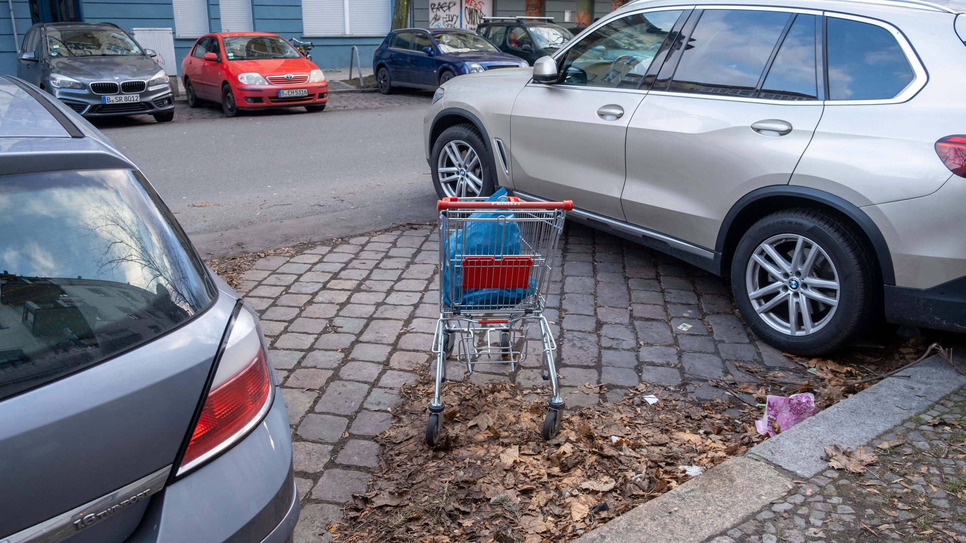 Einkaufswagen in einer Parklücke (Symbolfoto): Manch einer nutzt diesen Weg, andere schlagen sich lieber um begehrten Parkraum.