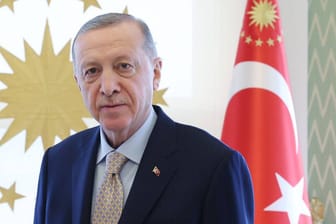 Der türkische Präsident Erdogan ist kein Freund hoher Zinsen: Obwohl sie die Inflation abschwächen könnten, senkte die Zentralbank des Landes 2022 viermal den Leitzins der Lira.