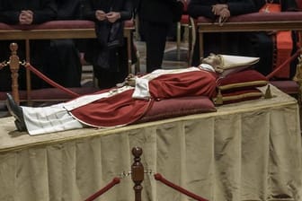 Aufbahrung Benedikt XVI.