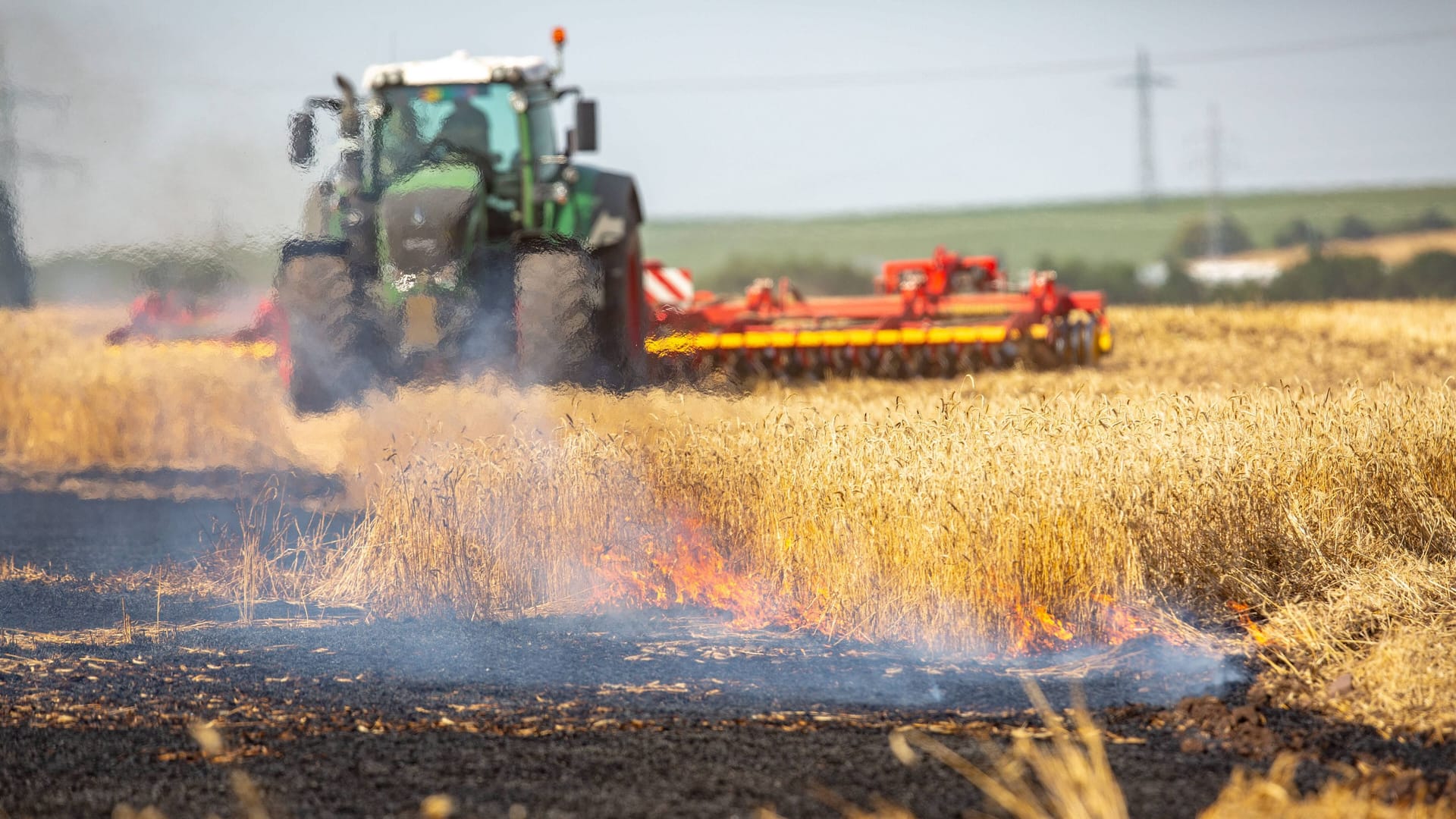 Großbrand eines Getreidefeldes in Rudisleben bei Erfurt (Archivbild): 2022 wurde in Europa bisher der wärmste Sommer gemessen.