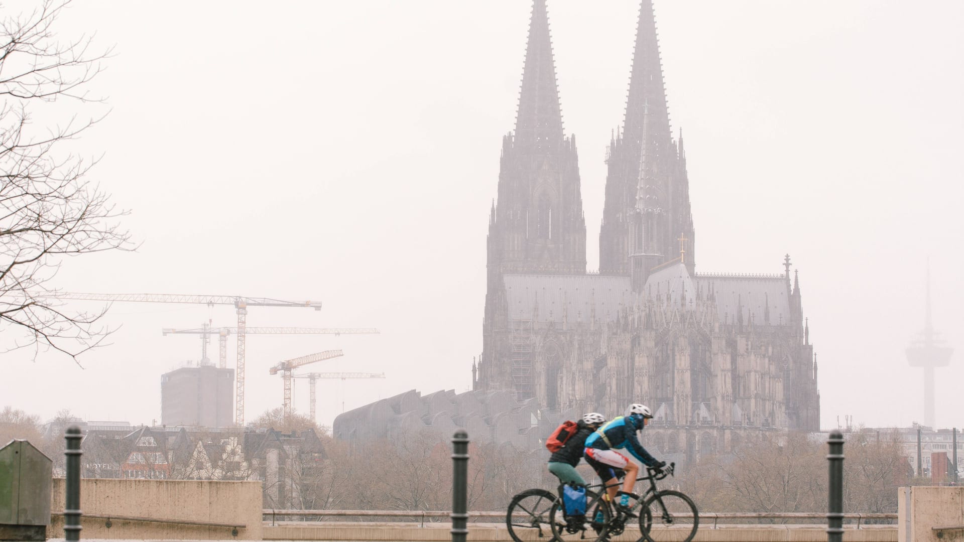 Der Kölner Dom (Archiv): In Köln hat es am Morgen leicht geschneit.