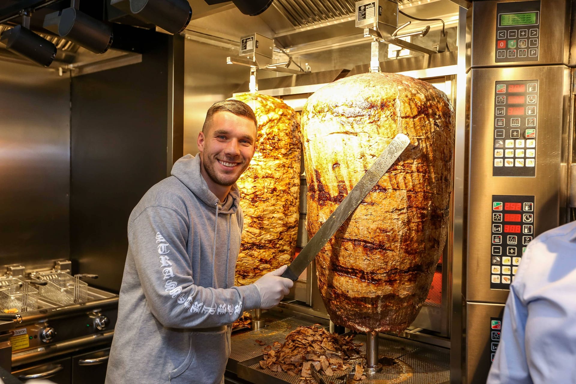 Lukas Podolski posiert bei der Eröffnung eines Mangal-Döner-Ladens (Archiv): Köln ist bald um einen weiteren Dönerladen reicher.