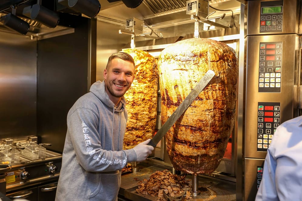 Lukas Podolski posiert bei der Eröffnung eines Mangal-Döner-Ladens (Archiv): Am Heumarkt eröffnet der Fußball-Weltmeister bald sein siebtes Restaurant in Köln.