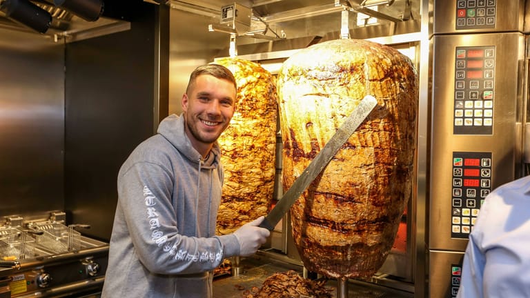 Lukas Podolski posiert bei der Eröffnung eines Mangal-Döner-Ladens (Archiv): Am Heumarkt eröffnet der Fußball-Weltmeister bald sein siebtes Restaurant in Köln.