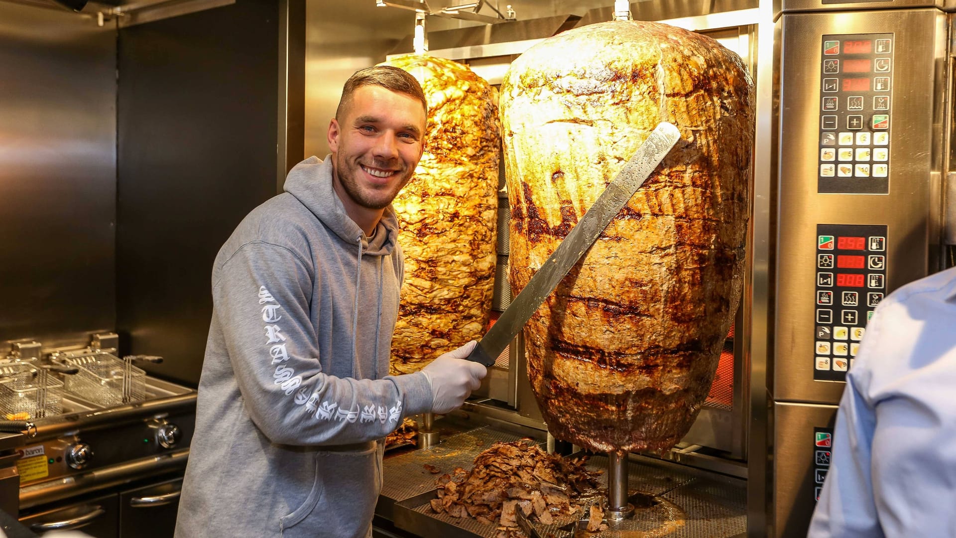 Lukas Podolski posiert bei der Eröffnung eines Mangal-Döner-Ladens (Archiv): Köln ist bald um einen weiteren Dönerladen reicher.