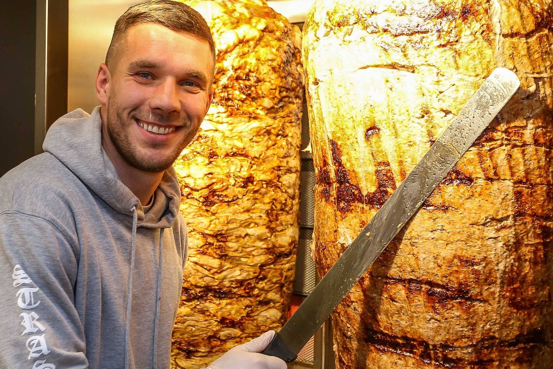 Lukas Podolski posiert bei der Eröffnung eines Mangal-Döner-Ladens (Archiv): Köln ist bald um einen weiteren Dönerladen reicher.
