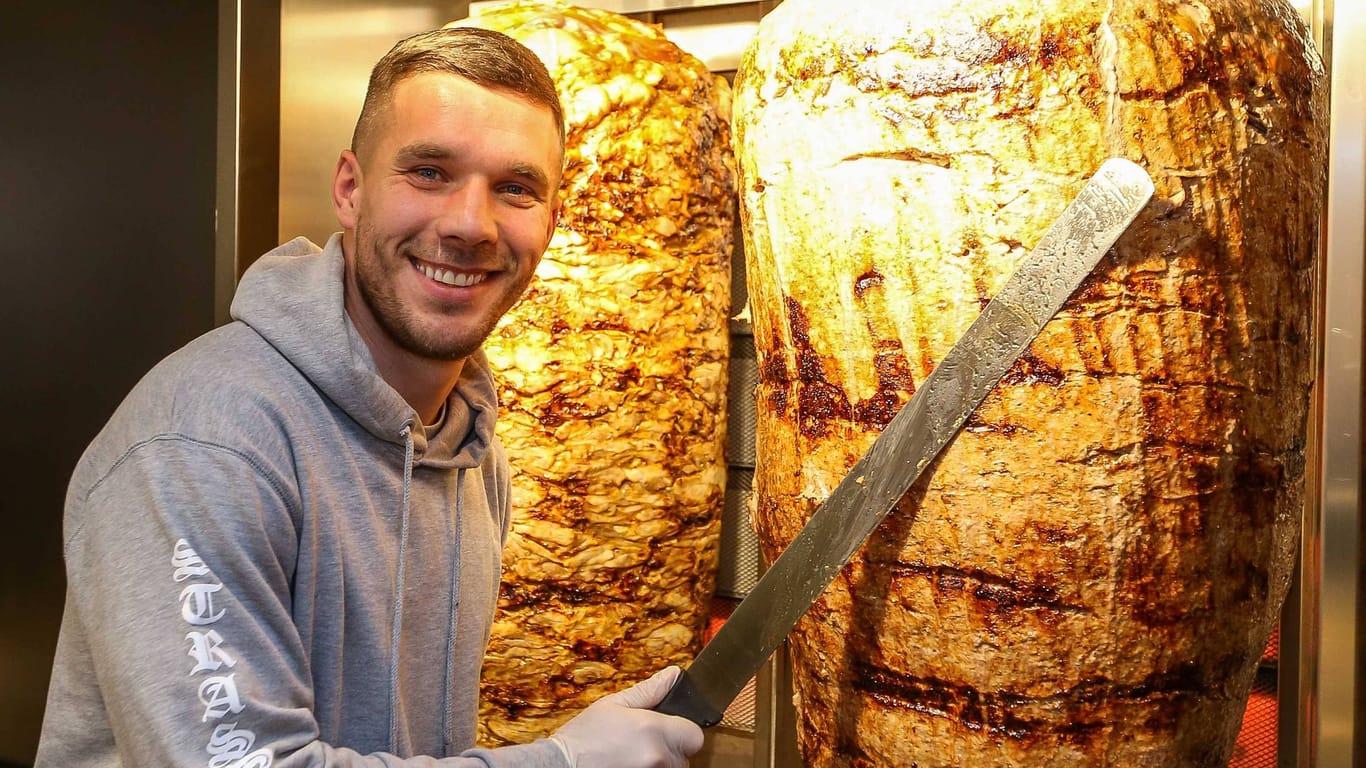Lukas Podolski posiert bei der Eröffnung eines Mangal-Döner-Ladens (Archiv): Köln ist bald um einen weiteren Dönerladen reicher.