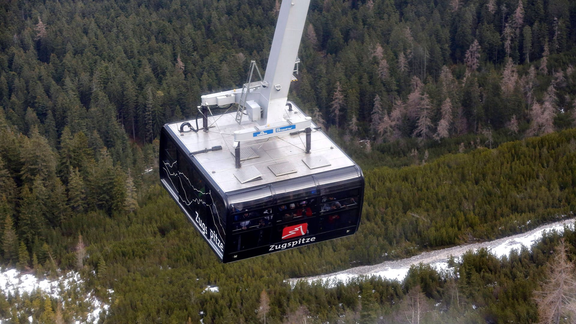 Eine Gondel über grünen Hängen an der Zugspitze: Selbst an Deutschland höchstem Berg ist Schnee inzwischen Mangelware.