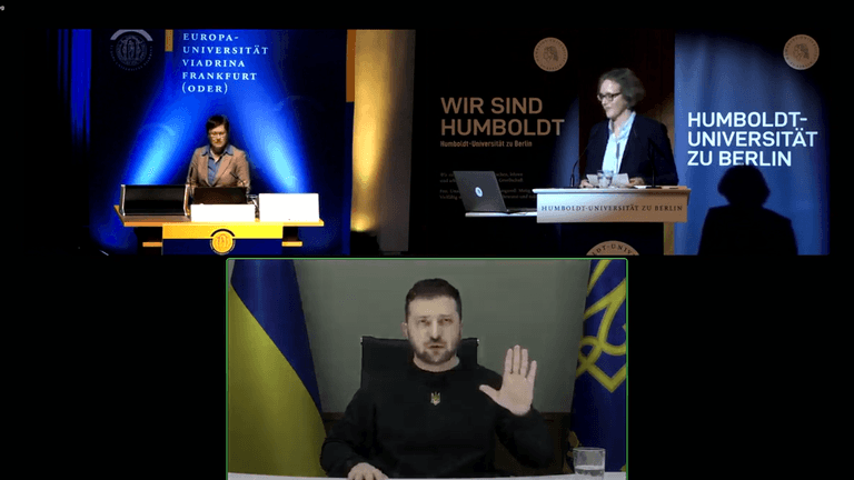 Der ukrainische Präsident Selenskyj in der Videoschalte mit den Präsidentinnen von Humboldt-Universität und Viadrina.